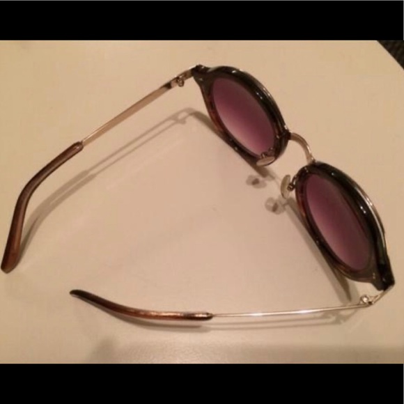 Gold Large Round Metal Frame Sunglasses - Picture 2 of 8
